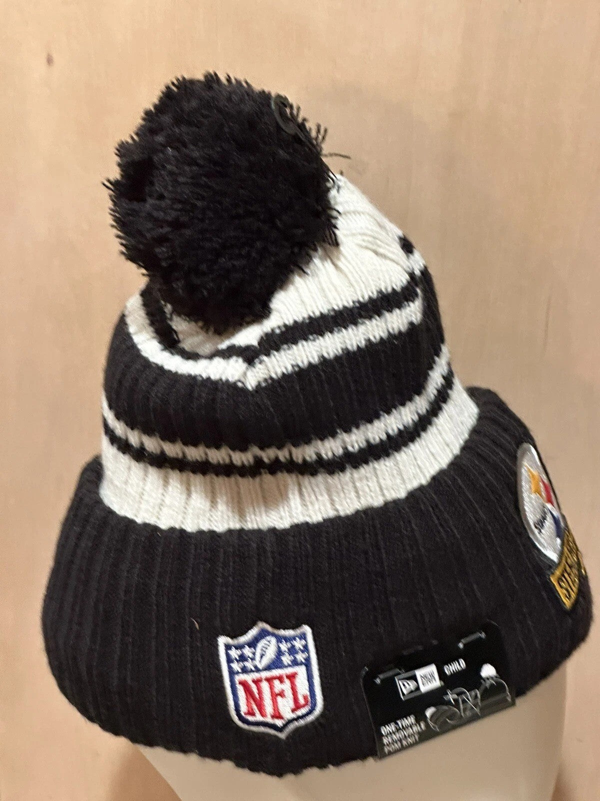 New Era Adult Pittsburgh Steelers NFL 2022 Beanie Knit Hat / Ivory / RRP £30