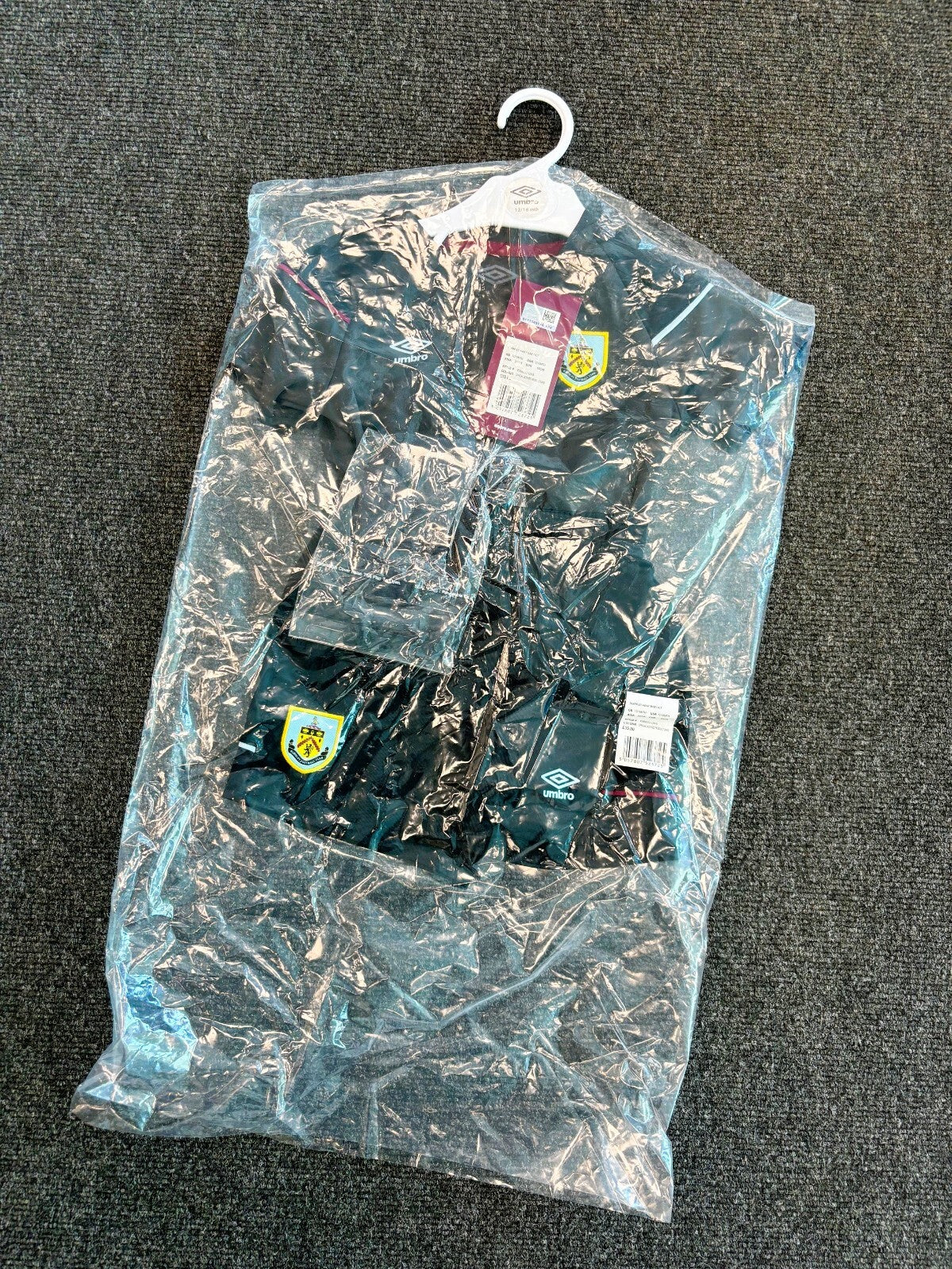 Umbro Toddler Burnley Away Full Football Kit / 20-21 / Black / RRP £35