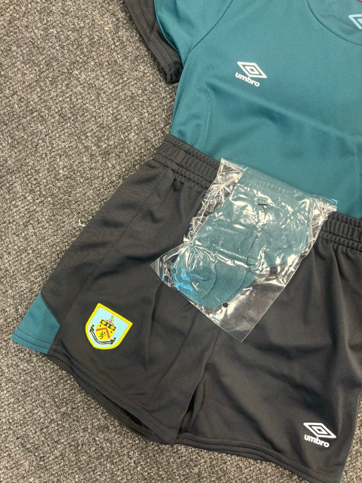 Umbro Toddler Burnley Third Full Football Kit / 19-20 / Green Black / RRP £35