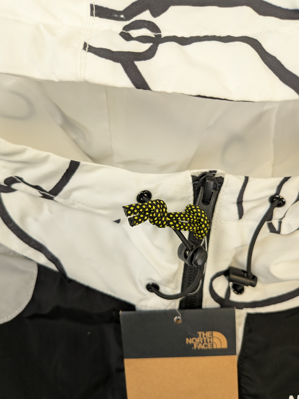 The North Face Womens Black Box Search & Rescue Wind Jacket / White/ RRP £140