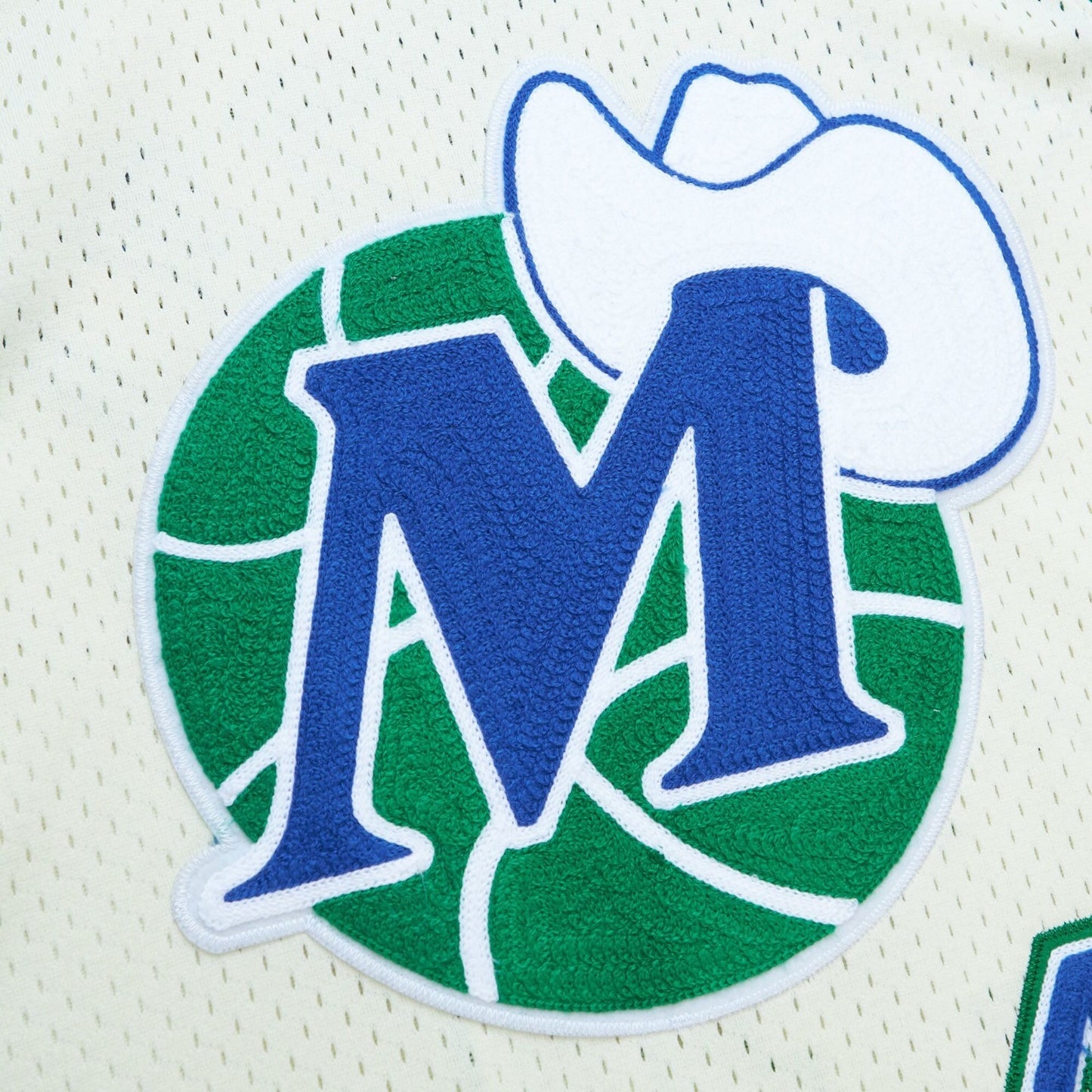 Mitchell & Ness Dirk Nowitzki Cream Dallas Mavericks Basketball Jersey / RRP £119