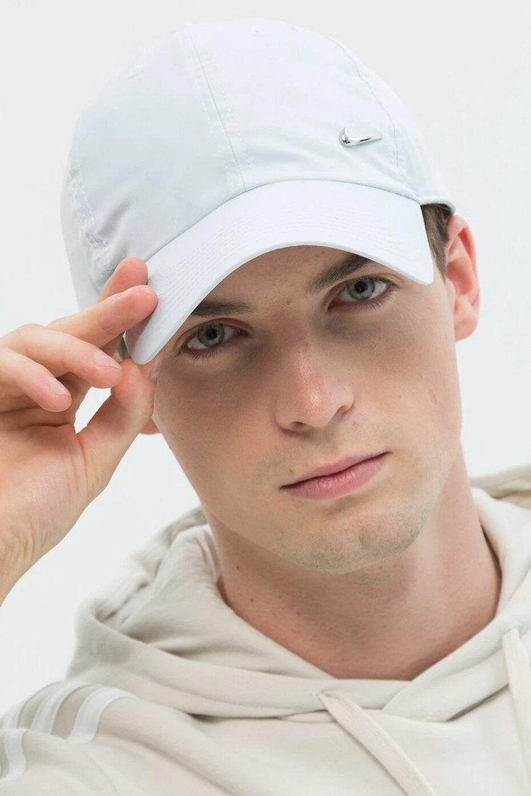 Nike Adult Dri-FIT H86 Metal Swoosh Cap / White Silver / RRP £24