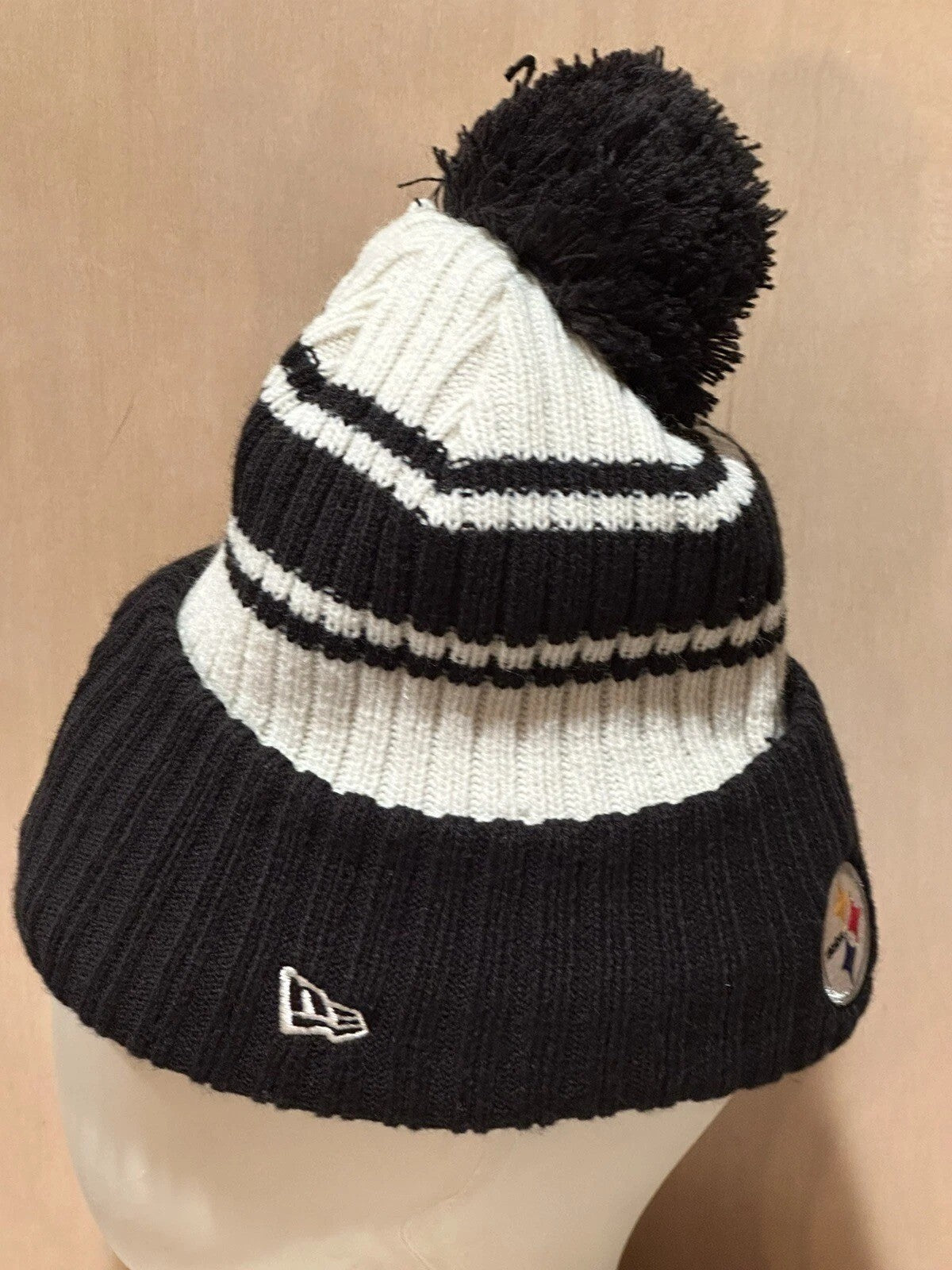 New Era Adult Pittsburgh Steelers NFL 2022 Beanie Knit Hat / Ivory / RRP £30