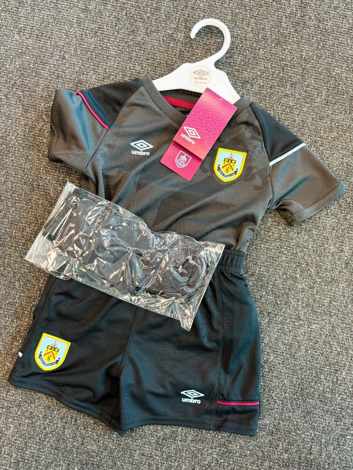 Umbro Toddler Burnley Away Full Football Kit / 20-21 / Black / RRP £35