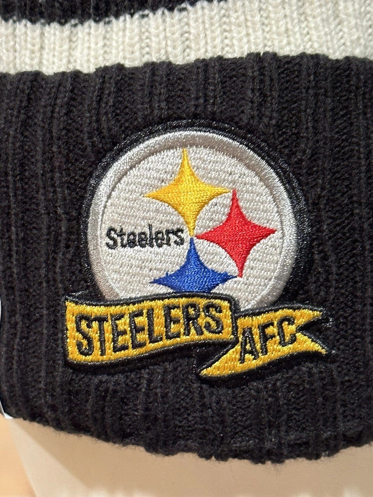 New Era Adult Pittsburgh Steelers NFL 2022 Beanie Knit Hat / Ivory / RRP £30