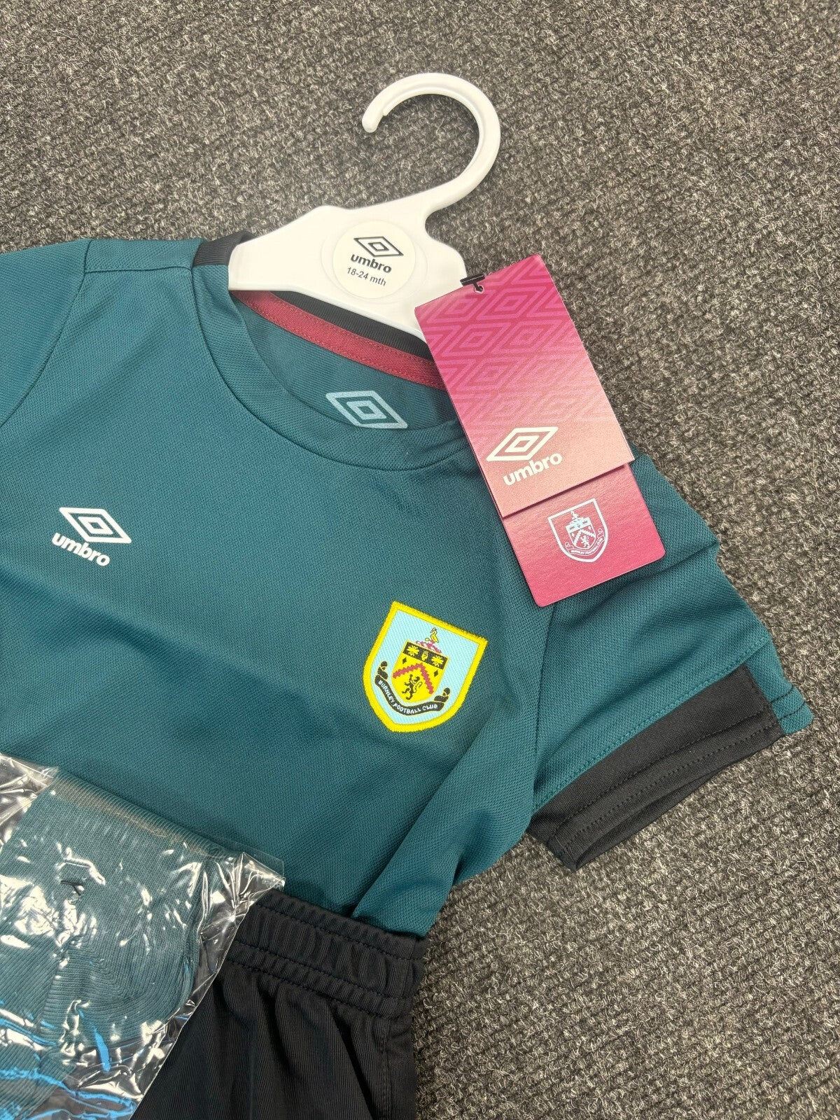 Umbro Toddler Burnley Third Full Football Kit / 19-20 / Green Black / RRP £35