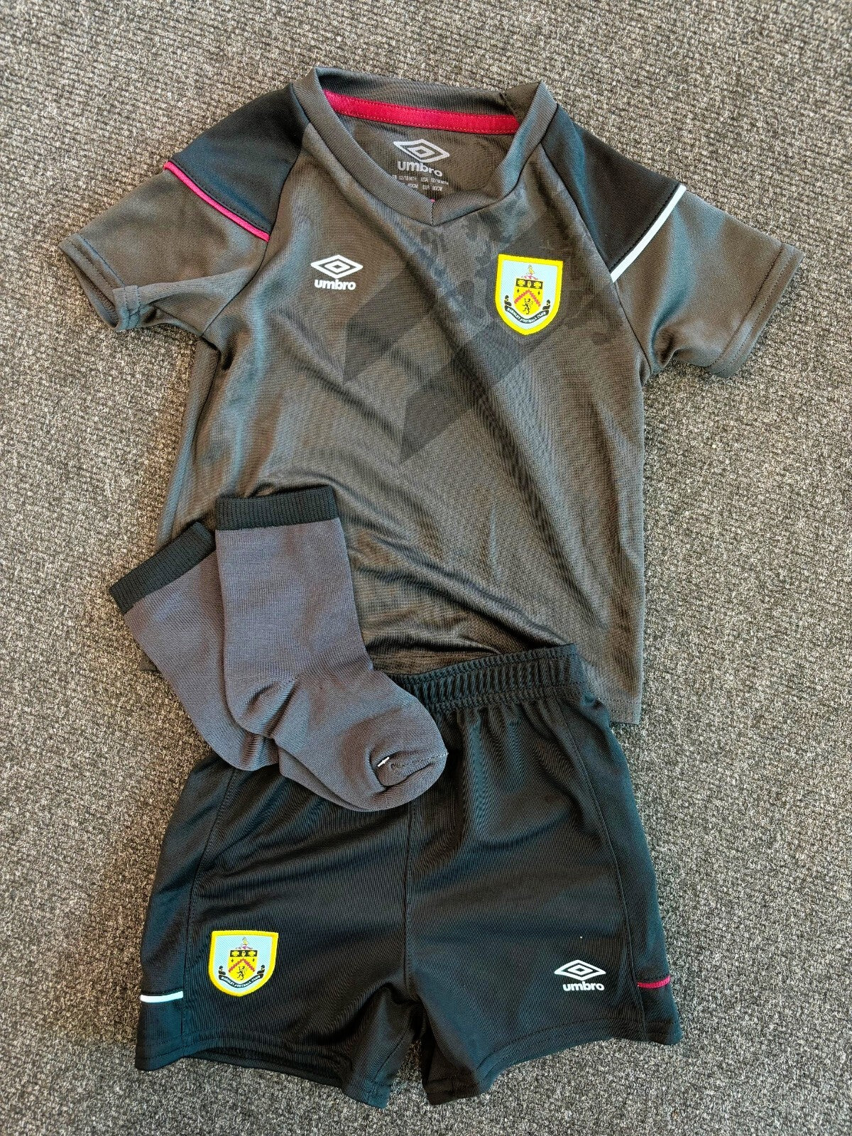 Umbro Toddler Burnley Away Full Football Kit / 20-21 / Black / RRP £35