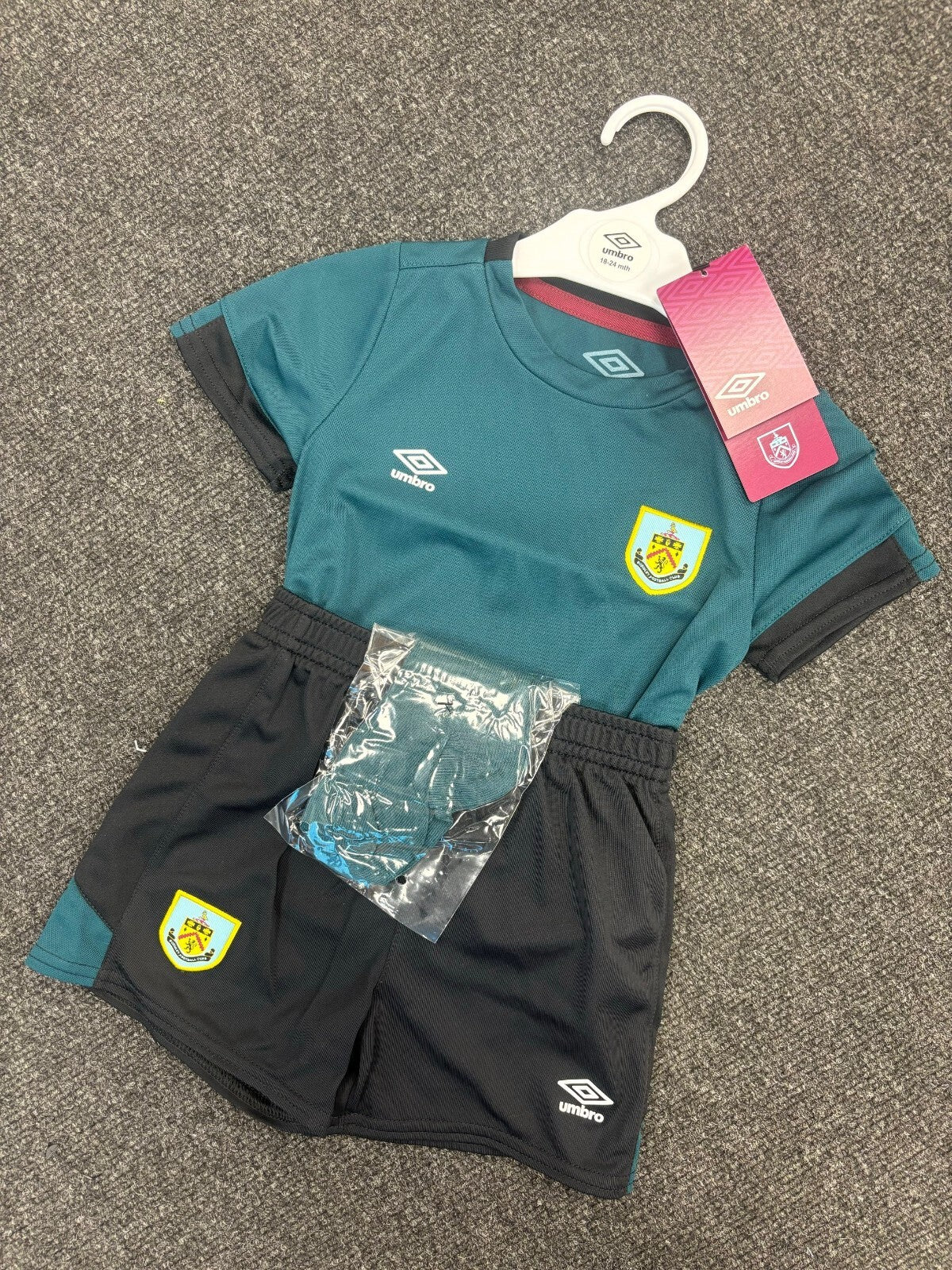 Umbro Toddler Burnley Third Full Football Kit / 19-20 / Green Black / RRP £35