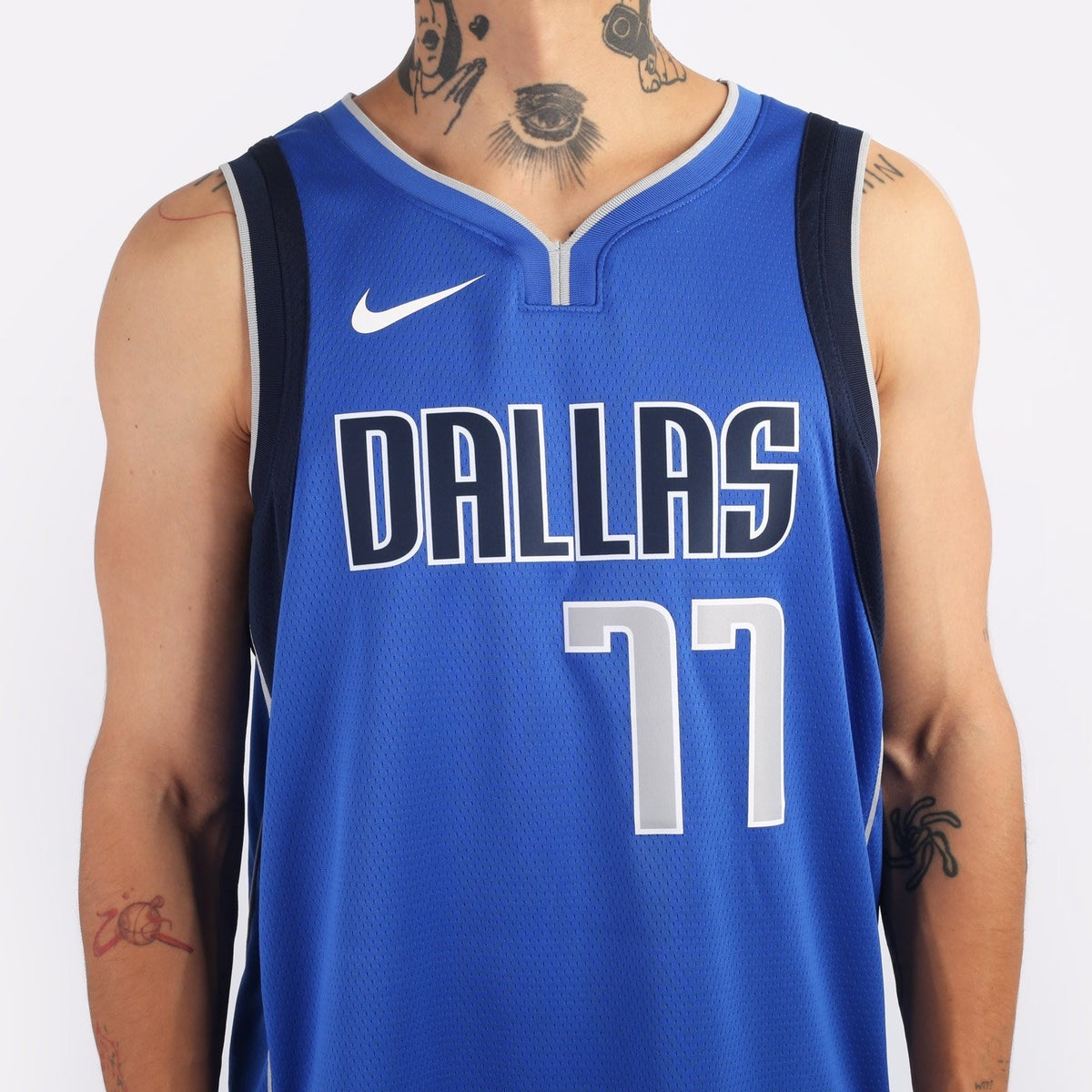 Nike Dallas Mavericks Basketball Jersey / 77 Doncic / Blue / RRP £95